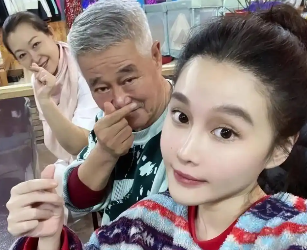 赵本山长子赵铁蛋因病去世	，女儿成网红，亿万家产会花落谁家？