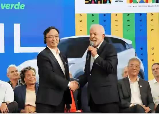 巴西总统扔掉讲稿，紧握中国老板手怒吼：这是巴西的尊严！