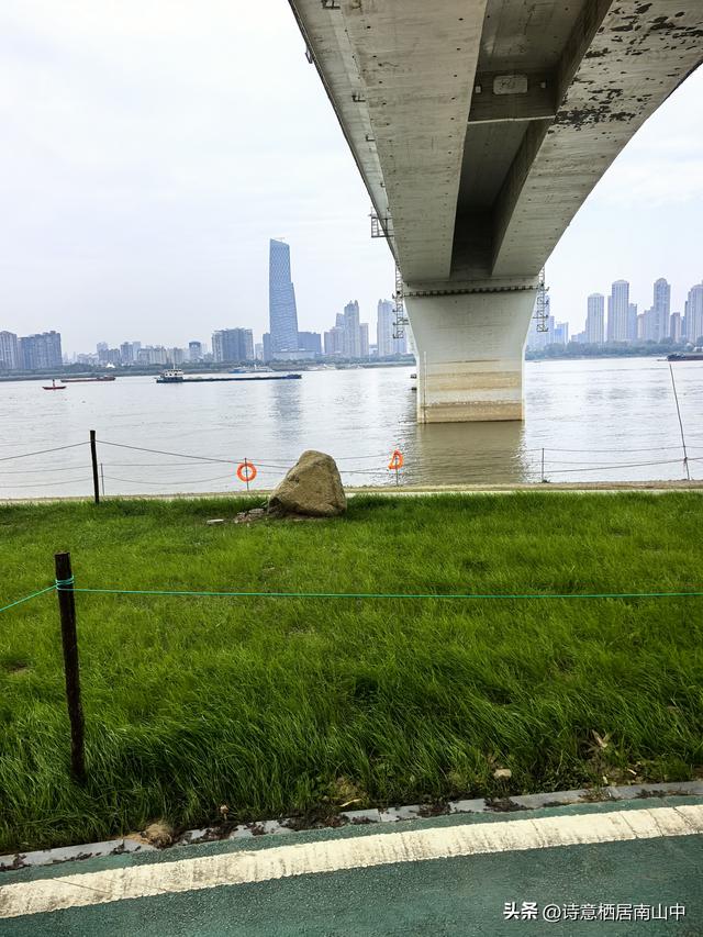 环长江(内环)骑行观光的路线与趣味:一江秋光连天际，满城烟火…