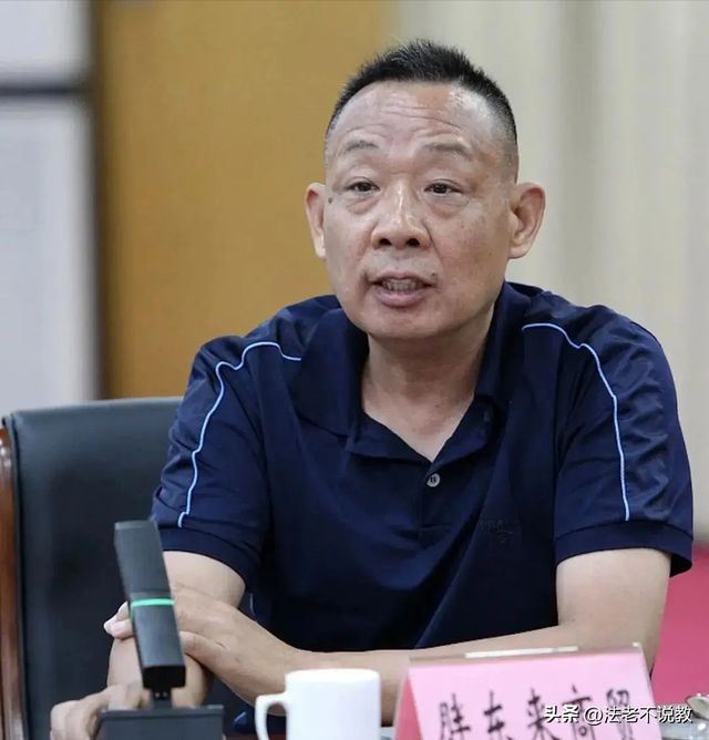 为胖东来苦干12年，因没及时迎客被开除，内幕被扒，冤的不止一个