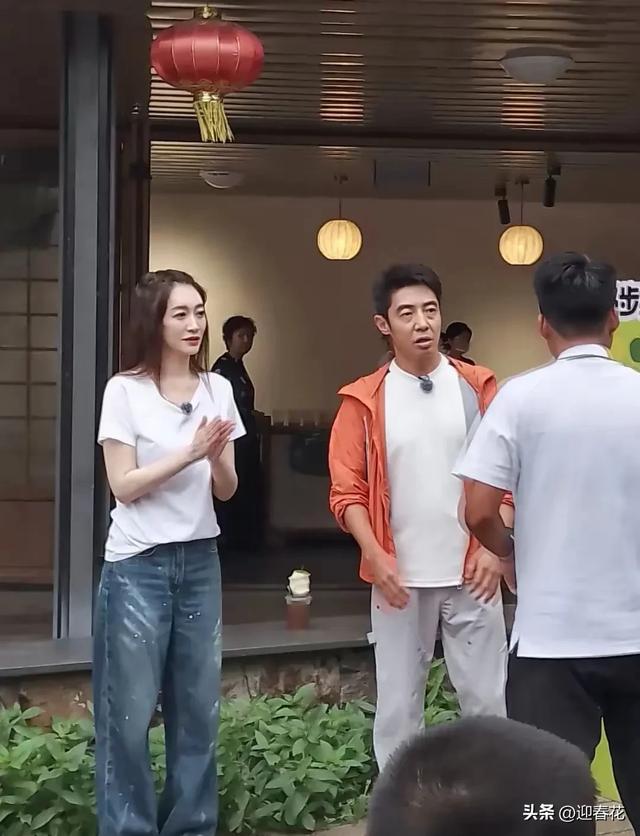 撒贝宁李小冉同框：同龄49岁，感觉差辈了，李小冉白到发光气质佳