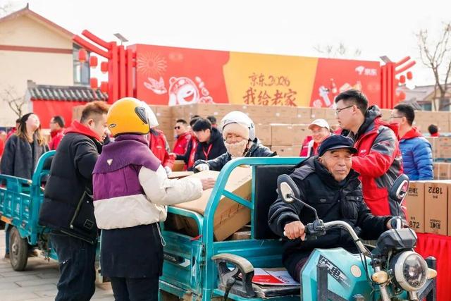 刘强东的两个妹妹：一个已经去世，一个有钱有颜，陪在父母身边