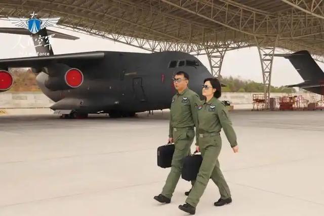 阅兵女机长身份曝光！私生活被扒牺牲太大，老公不简单，央视点名