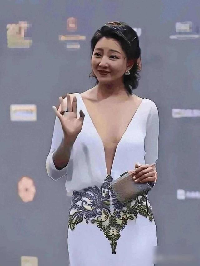 六旬阿姨穿短裙引热议，路人议论纷纷，背后藏着哪些真相？