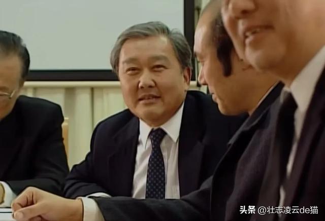 常委们超规格欢送秘书长，秘书长的门外自然排起长队
