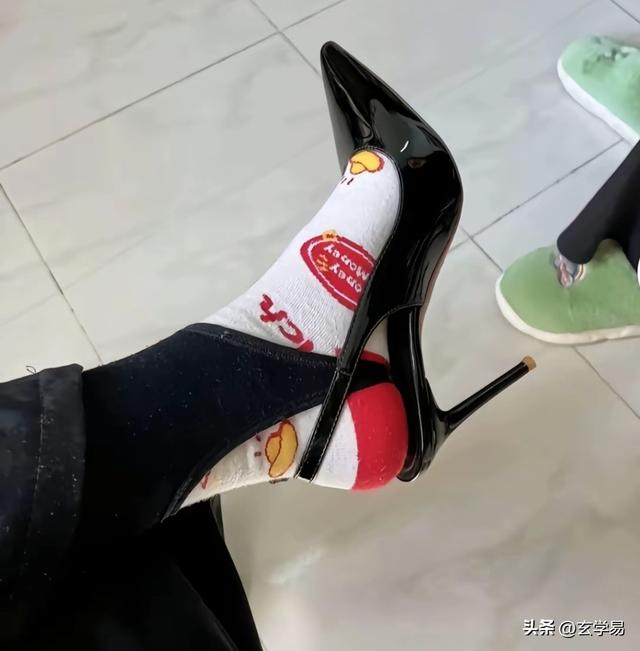 笑不活！天气一冷就穿得很恶心。网友：说的就是我