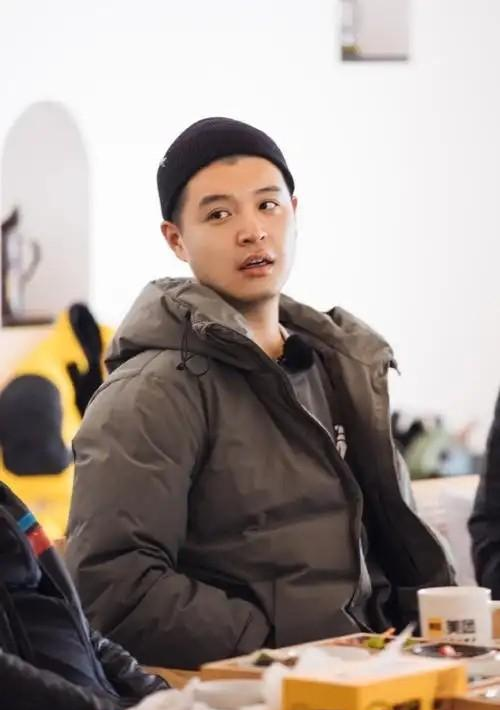 李纯婚后放纵开始还债了，健身累到大腿颤抖，带上北京爷们一起练