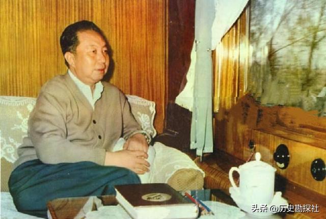 1961年，华国锋一家六口的合影，40岁的他长相周正，妻子端庄贤惠