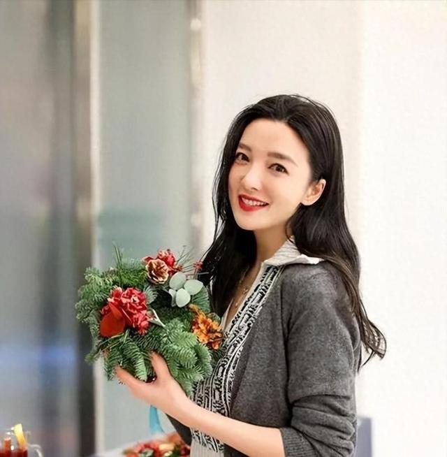 王励勤前任：相差9岁热恋无果，2婚又嫁富豪，今39岁身材火辣