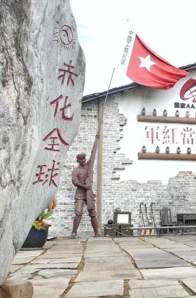 成都出发2.5h刹拢最绝红叶之城！秋色媲美九寨，一城吃够三省美食！更有山林温泉泡过瘾！