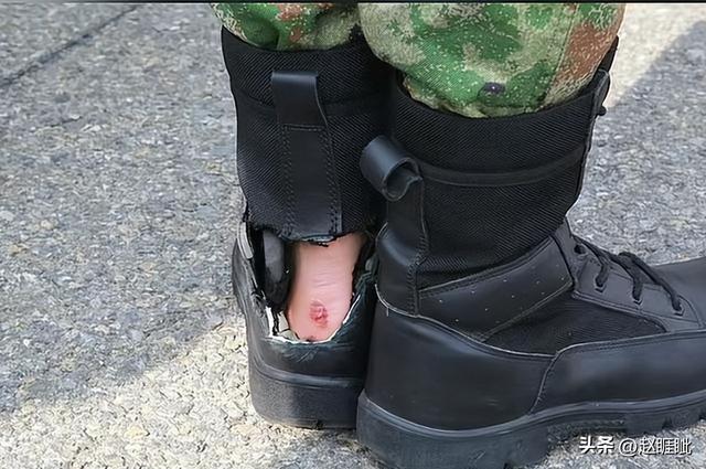 93受阅女兵，踢正步参加婚礼被骂，网友：穿这套衣服是几个意思？