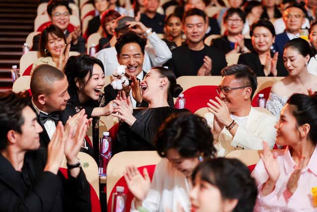 她被骂“陪睡上位”，后被封为“性感欲女”，得奖后当众怒怼海清