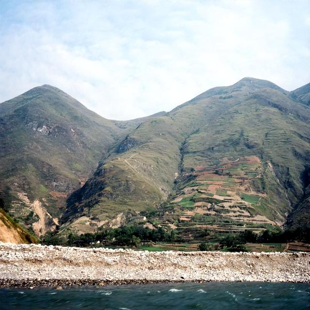 不尽长江滚滚流 1987年