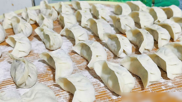煮饺子，水开直接下锅是错的，这样煮才正确！饺子鲜嫩多汁不破皮