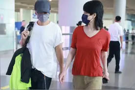 世纪情侣！王菲谢霆锋一同现身机场，谢霆锋手搭王菲腿上甜蜜暴击图片