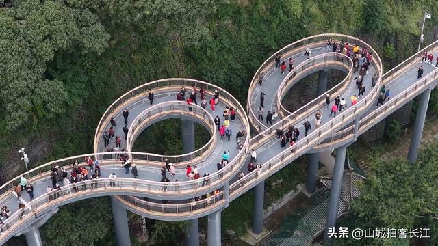 重庆新添颜值爆表的景点，刚开放就人山人海，大爷大妈抢着排队！
