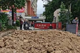 福州一小区被开发商堆土堵门！部门要求清理一度遭拒！图片