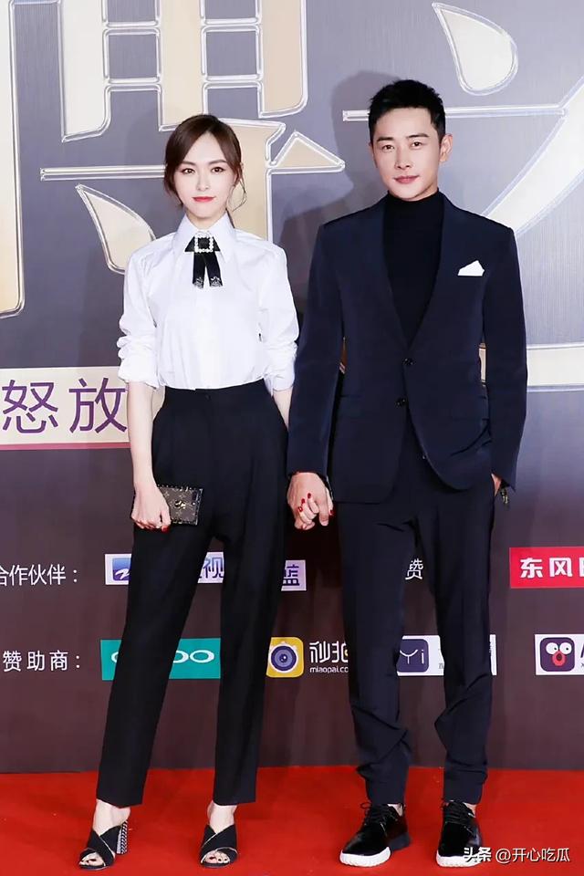 唐嫣现身葬礼！一直挽着罗晋的胳膊，夫妻俩穿黑衣，神情痛苦悲伤