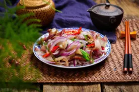 洋葱真的伤肝吗?医生列出3大"伤肝蔬菜"，肝不好的人不应轻易碰图片