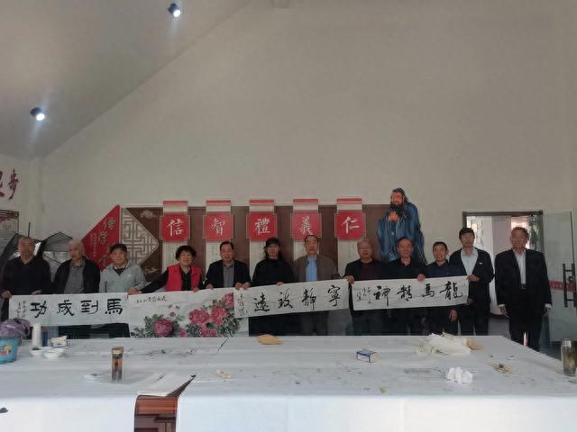 重阳佳节将来临 创作墨宝送老人