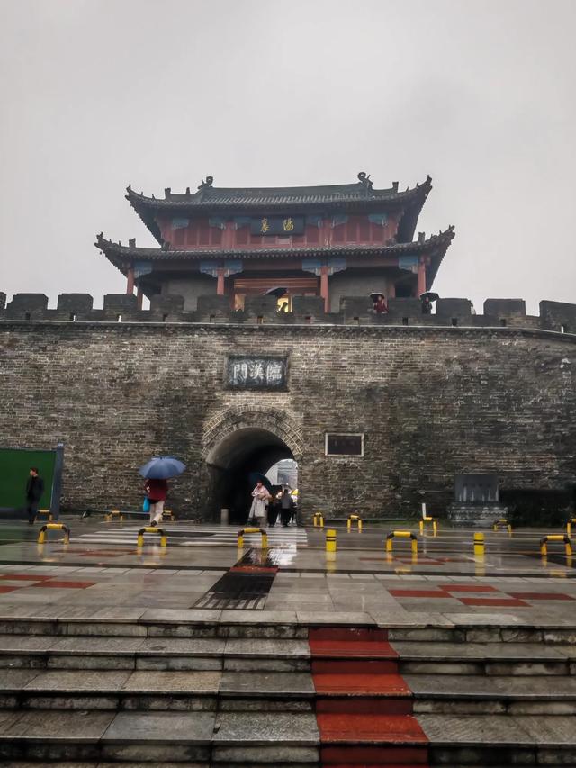 2025北京到海南行程第五天:离开河南进入湖北,雨中游览襄阳古城
