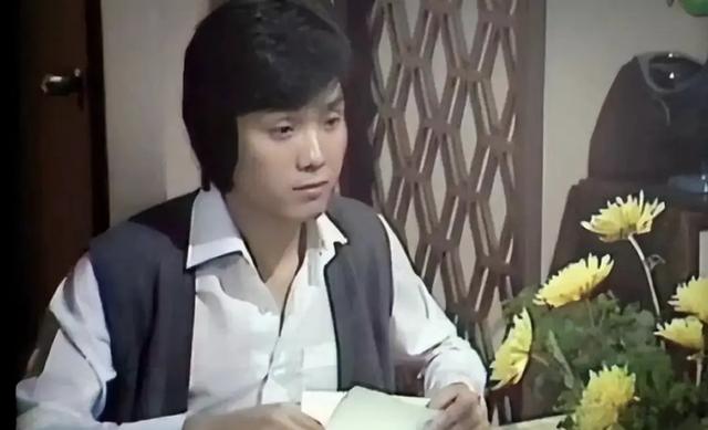 刘晓庆73岁前任罕露脸，头发花白仍玉树临风，两人分手后至今未婚