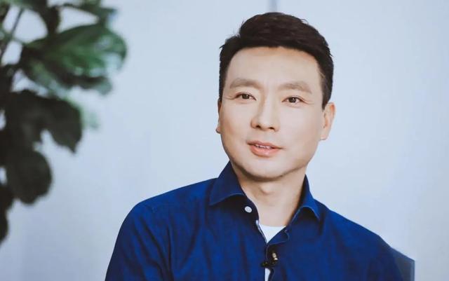 事实证明,54岁“丁克”了半辈子的康辉,早已走上了另一条大道