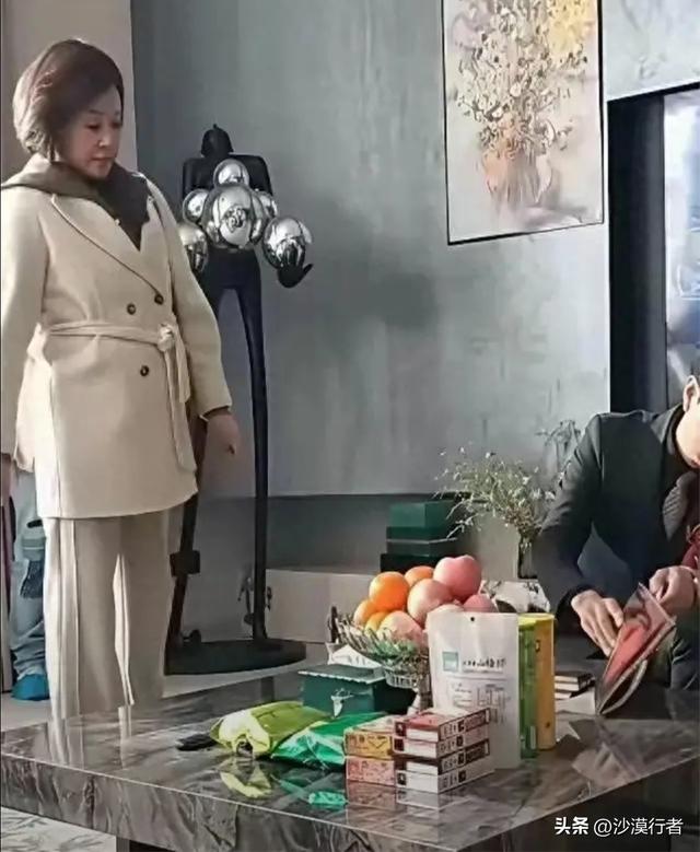 刘晓庆真是不怕丢人74岁闯进短剧跟30岁男主同框一头短发别有韵味