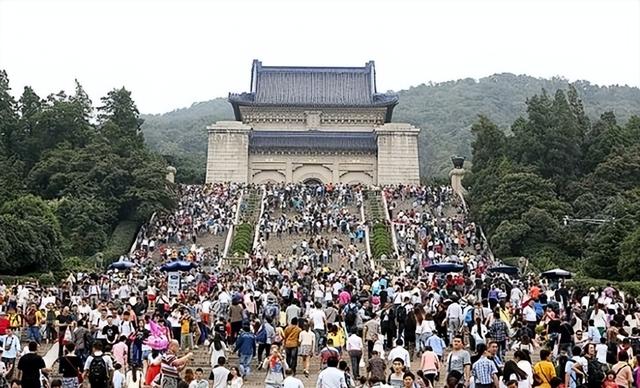 年轻人为何集体“白嫖”景区？报复性白嫖，景区赚不到钱了？