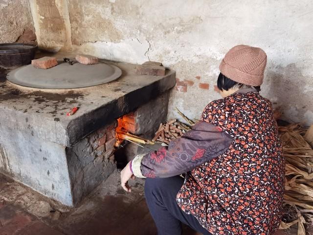 96年洪水冲垮了村子，我和女老师被困在山洞里，度过了三天三夜