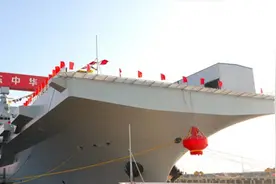 捷报传来，076两栖攻击舰下水，央视放出7秒视频，电磁弹射是亮点图片