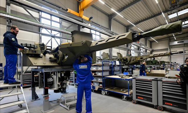 特朗普甩锅，欧洲扩军梦碎稀土！中国稀土一断，武器瞬间变废铁！