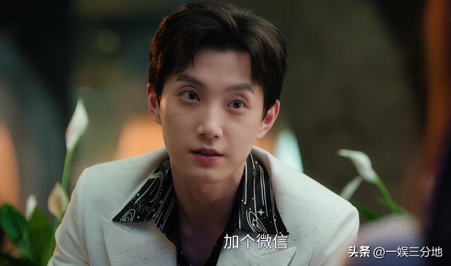 脸颊干瘪，眼神阴森，演技呆，没陈伟霆像霸总，赵露思也带不动他