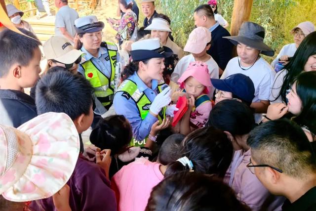 【阳光下的守护】胡杨林里的“安全课堂”：高台交警趣味竞猜话安全
