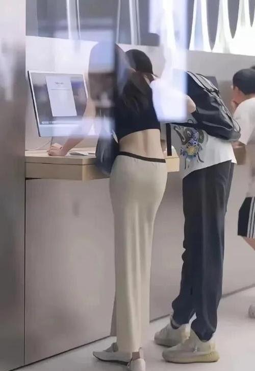 静静看着别人被温柔以待，内心涌起波澜，我也渴望那份美好