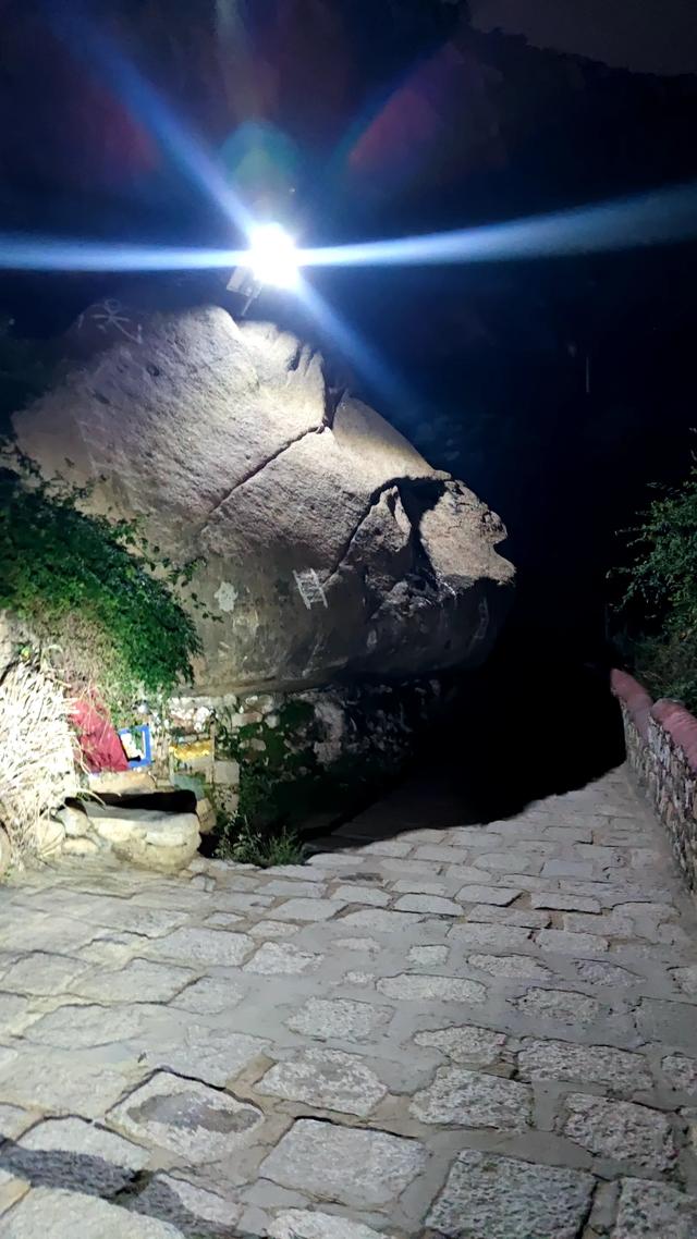 爬拉萨哲蚌寺后山，从海拔3600米到山顶5300米，上下20公里