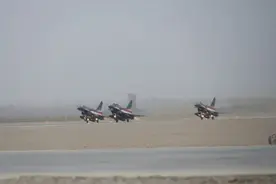 首次！中国空军一站直飞，歼-10万里跨越，运油-20助力“马拉松”图片