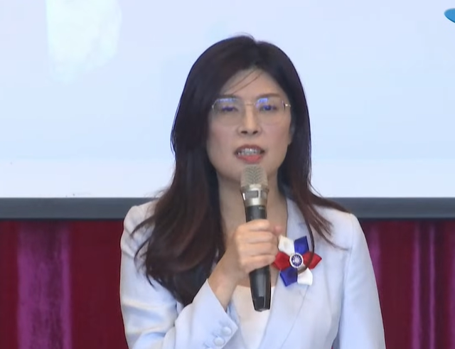 登机赴陆前，郑丽文参加统派大会，岛内爆逃兵潮，傅崐萁身份变了