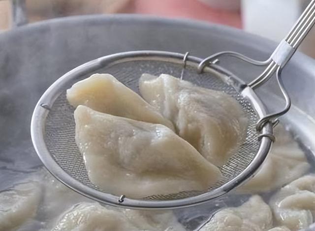 煮饺子时，水开下锅就错了，教你一招，饺子鲜嫩好吃不破皮