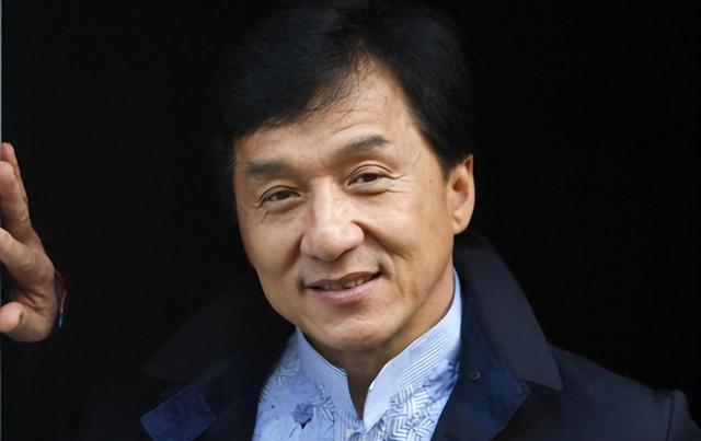 71岁成龙满头白发，儿子不成材，女儿在外流浪