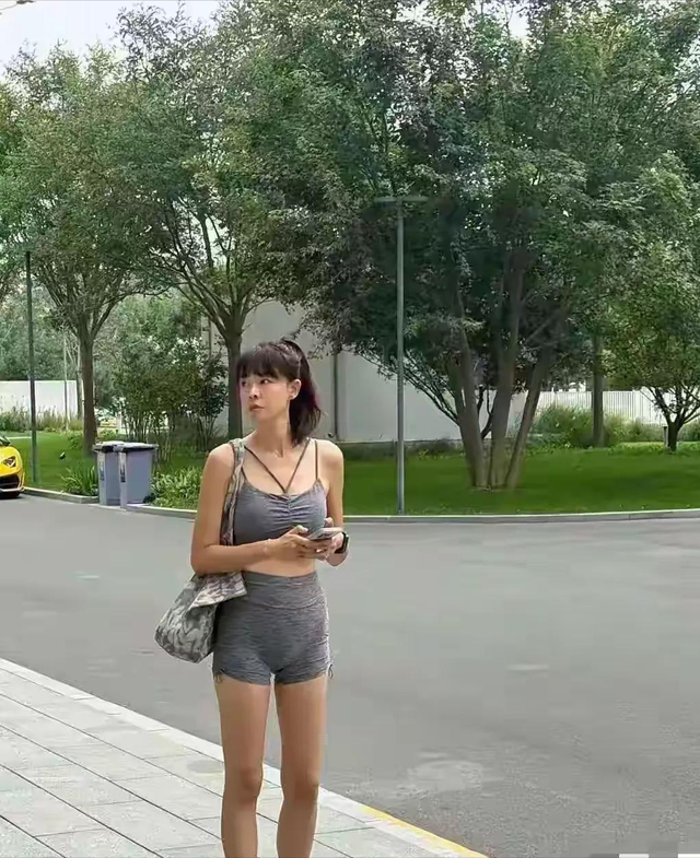 李艾都快五十岁了，不能好好穿衣服吗？小肚子都鼓的高高的