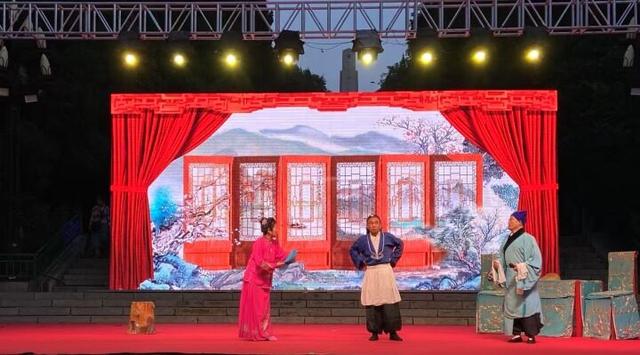 看文艺演出 赏光影魅力！文化惠民活动丰富市民夜生活