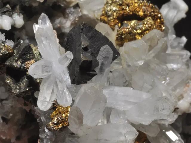 黄金越黄,纯度越高?