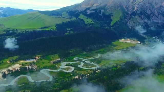 在海拔4000米的川西草原策马，体验理塘藏马，解锁高原浪漫新玩法