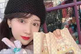 李念带三胎儿子买甜甜圈，8个月宝宝在婴儿车里睡觉，又白又萌图片