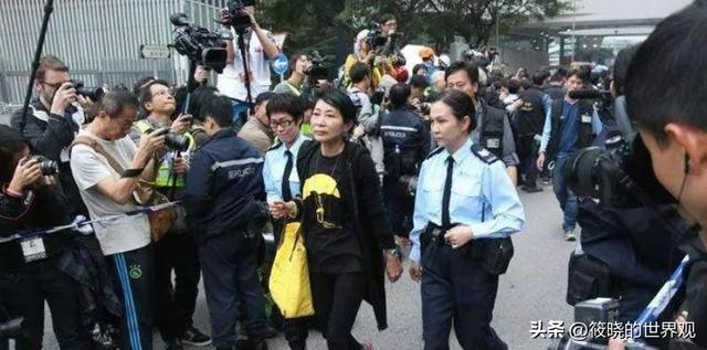 苍天饶过谁！拒唱国歌否认中国籍，俩儿子送美国的她，下场如何？