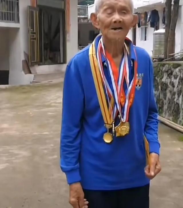 102岁抗战老兵看完阅兵后，当晚安详离世，致敬
