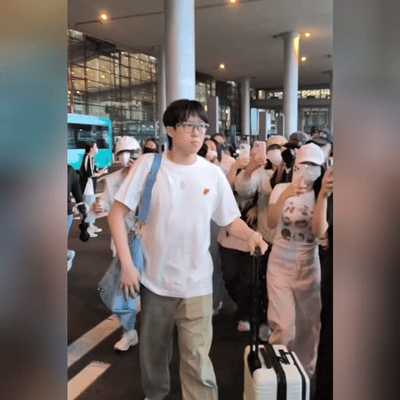 7月16日，国乒平安到达北京，莎莎vip，王楚钦被围拍