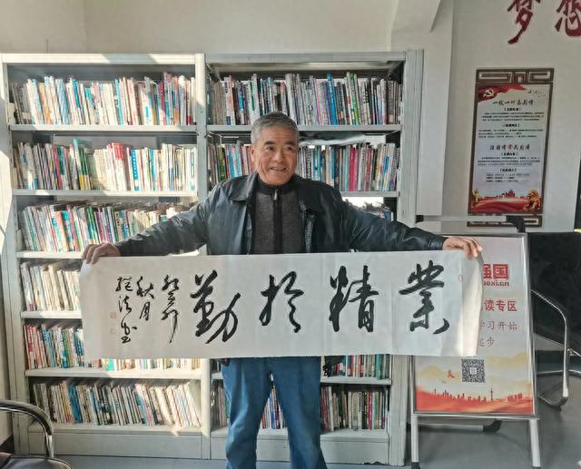 重阳佳节将来临 创作墨宝送老人