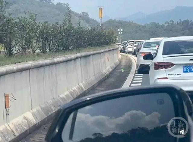 全是人！西湖一天涌入44万人，高速上14小时挪200公里，有人睡一觉还在原地，有电车车主排队4小时充电